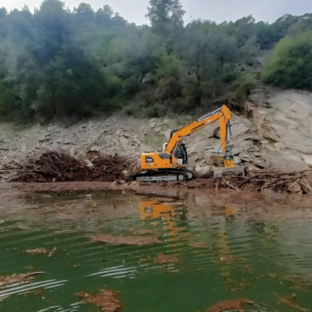 CAPTURE ET EVACUATION DES COPRS FLOTTANTS SUR LES BARRAGES.png